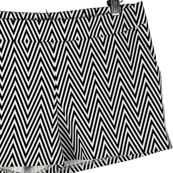 Express WOMENS CHEVRON LINED SHORTS - Picture 3 of 10